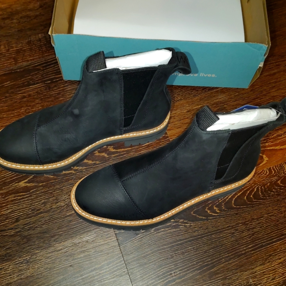 Toms water resistant boots (never worn)